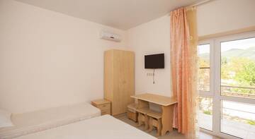 Фото номера Трехместный номер с балконом Гостиница Vinograd Guest House г. Кабардинка 5
