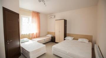 Фото номера Четырехместный номер с балконом Гостиница Vinograd Guest House г. Кабардинка 2