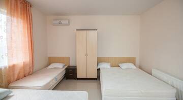 Фото номера Четырехместный номер с балконом Гостиница Vinograd Guest House г. Кабардинка 5