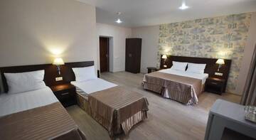 Фото номера Улучшенный семейный номер Гостиница Capri Hotel г. Кабардинка 6