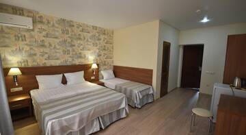 Фото номера Стандартный семейный номер Гостиница Capri Hotel г. Кабардинка 6