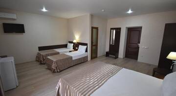 Фото номера Улучшенный семейный номер Гостиница Capri Hotel г. Кабардинка 8