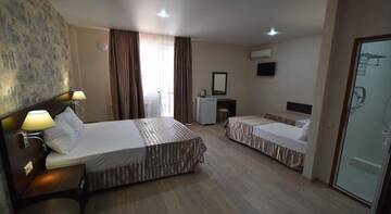 Фото номера Улучшенный семейный номер Гостиница Capri Hotel г. Кабардинка 7