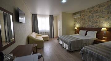 Фото номера Улучшенный семейный номер Гостиница Capri Hotel г. Кабардинка 3