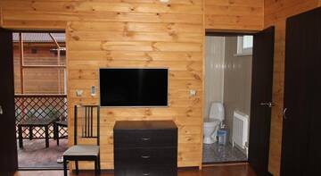 Фото номера Трехместный номер с террасой Гостиница Guest House Sovetov 7 г. Кабардинка 2