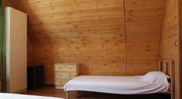 Фото номера Трехместный номер с душем Гостиница Guest House Sovetov 7 г. Кабардинка 2