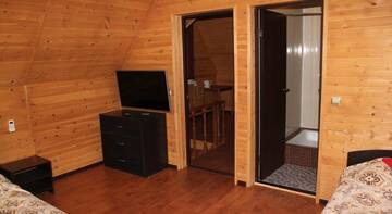 Фото номера Улучшенный трехместный номер Гостиница Guest House Sovetov 7 г. Кабардинка 3