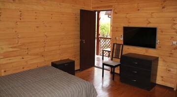 Фото номера Трехместный номер с террасой Гостиница Guest House Sovetov 7 г. Кабардинка 3