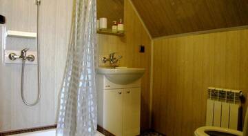 Фото номера Улучшенный трехместный номер Гостиница Guest House Sovetov 7 г. Кабардинка 6