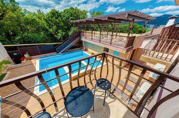 Фото номера Улучшенный Люкс-pool(с 1 двухспальной или 2 односпальными кроватями) Гостевой дом Комплекс Вилл Кедровая г. Кабардинка 3