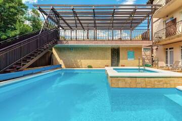 Фото номера Улучшенный Люкс-pool(с 1 двухспальной или 2 односпальными кроватями) Гостевой дом Комплекс Вилл Кедровая г. Кабардинка 5