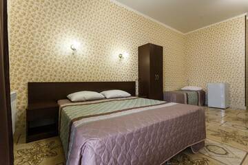 Фото номера Стандартный трехместный номер с видом на море Гостевой дом Panorama Resort г. Кабардинка 5